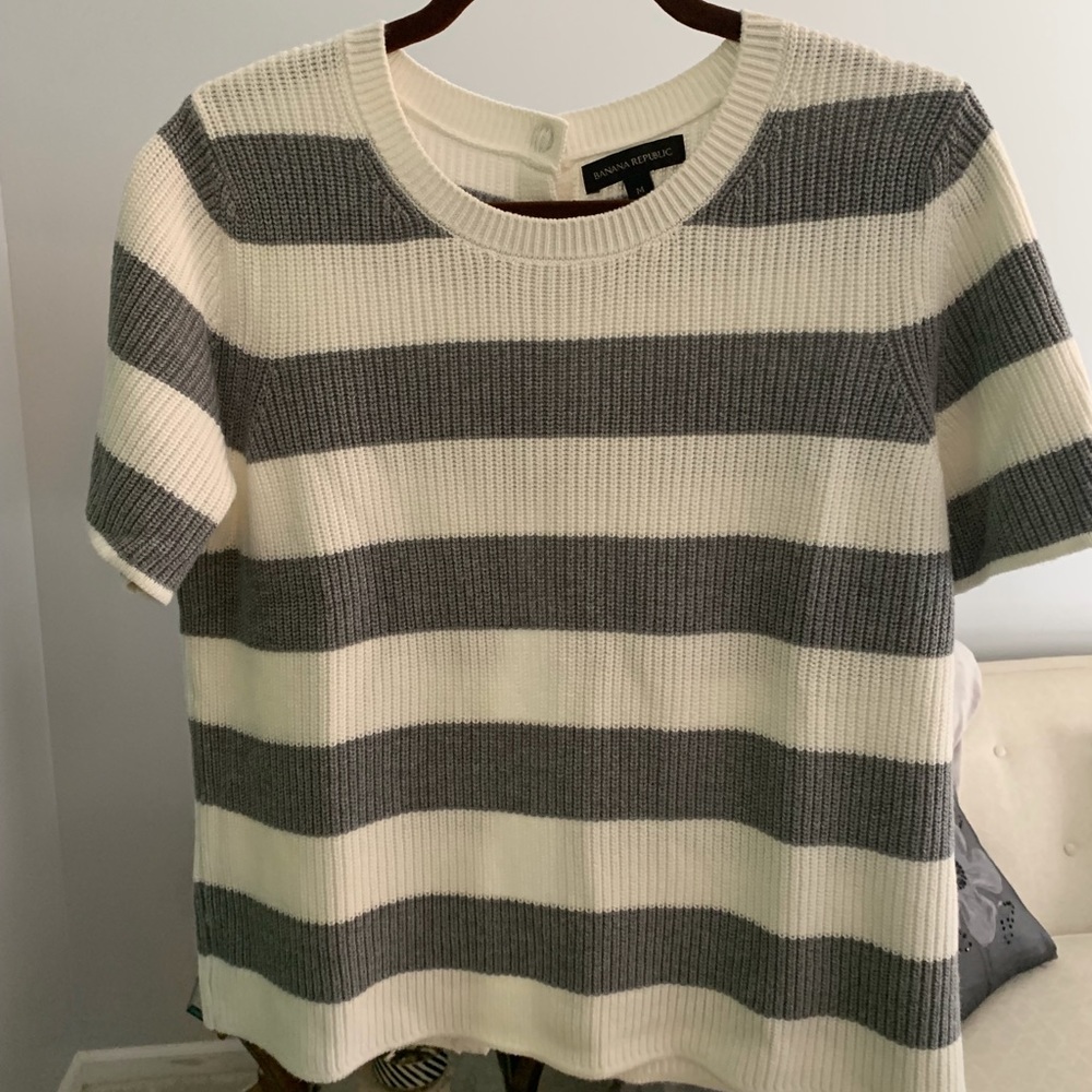 Short sleeve sweater - open slit back